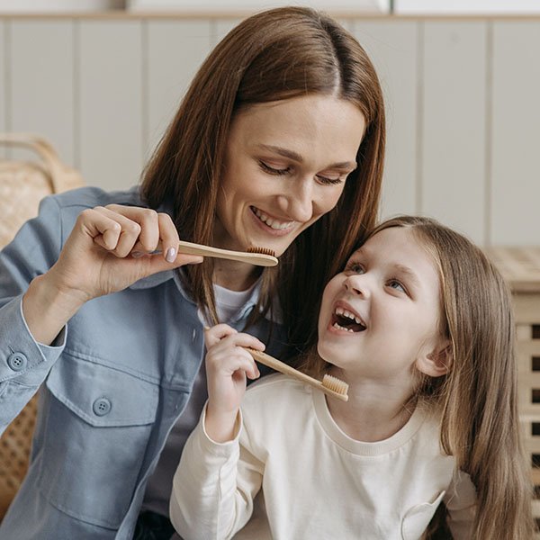Mamma e bambina si lavano i denti con lo spazzolino in bamboo a Perugia